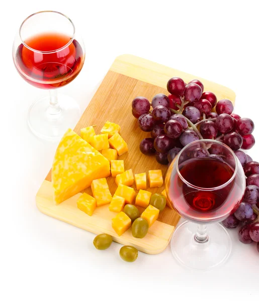 Kadehlerin içinde şarap ve izole üzerinde beyaz peynir — Stok fotoğraf