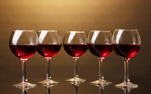 Bicchieri da vino su sfondo marrone — Foto Stock