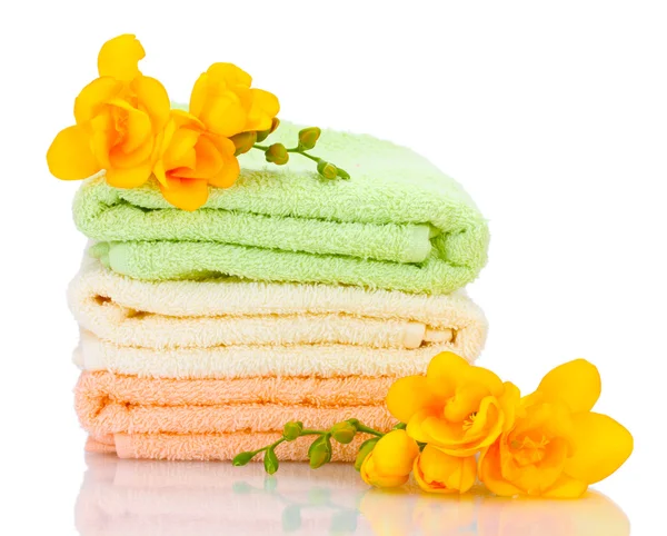 Färgglada handdukar och blommor isolerad på vit — Stockfoto