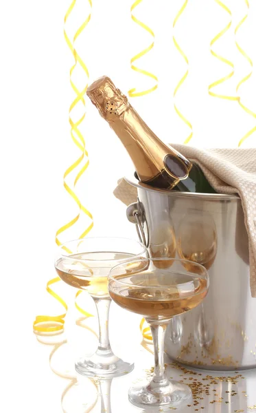 Botella de champán en cubo con hielo y copas de champán, aislada en blanco — Foto de Stock
