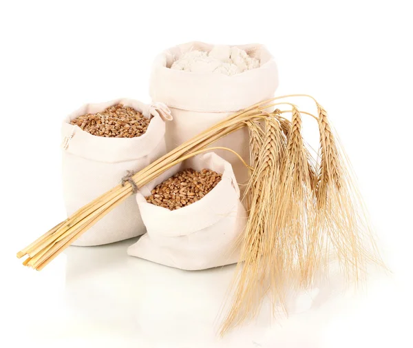 Farina e chicchi di grano isolati su bianco — Foto Stock