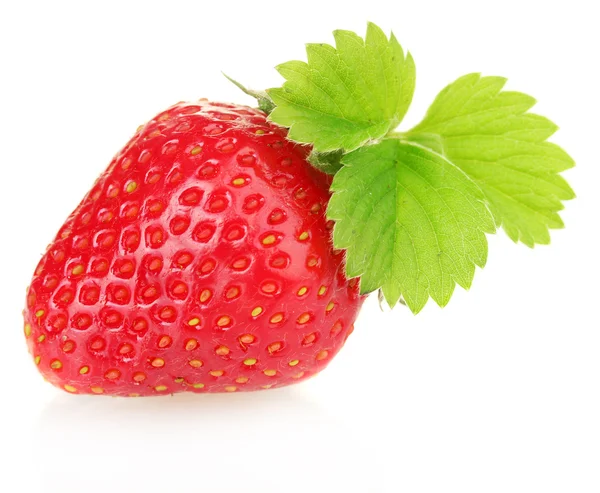 用树叶上白色隔离的甜草莓 — 图库照片