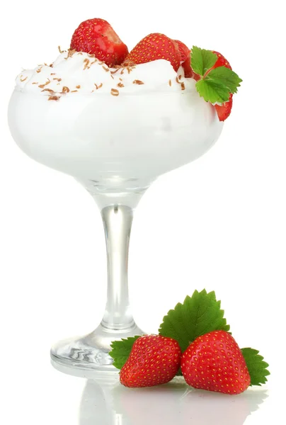 Vetro di fragole mature con crema isolata su bianco — Foto Stock