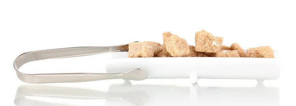 Paušální hnědý třtinový cukr kostky na desce izolovaných na bílém — Stock fotografie