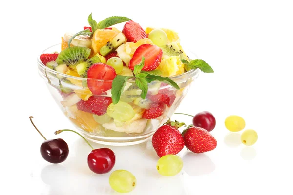 Glazen kom met een salade van vers fruit en bessen geïsoleerd op wit — Stockfoto
