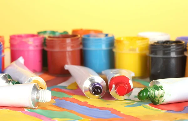 Σωλήνες με πολύχρωμο ακουαρέλα και βάζα με γκουάς σε πολύχρωμο εικόνα close-up — Φωτογραφία Αρχείου