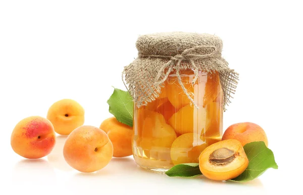 Marillen in Dosen im Glas und süße Aprikosen isoliert auf weiß — Stockfoto