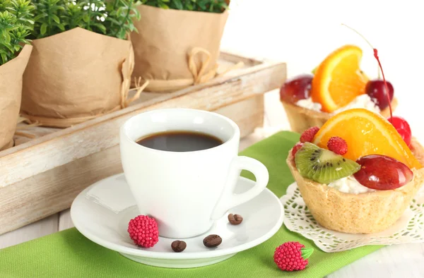 杯咖啡和甜蛋糕用木桌子上的水果 — 图库照片