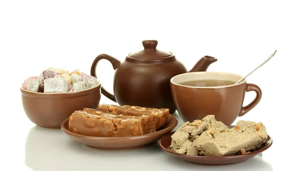 茶壶茶杯和茶碟与东方糖果-土耳其软糖、 果子露和孤立在白色的给哈瓦 — 图库照片