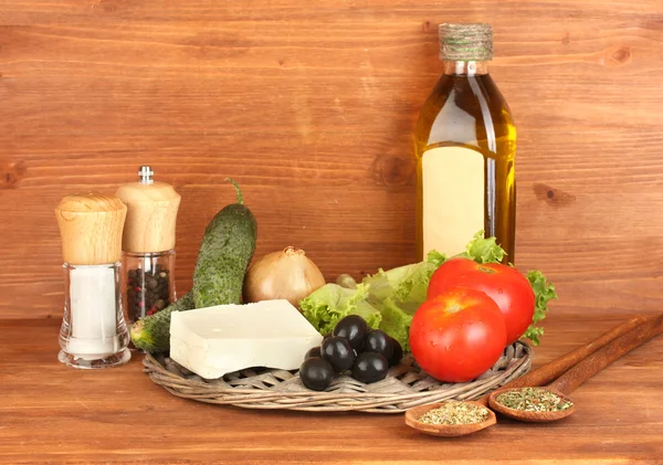 Ingredienser för en grekisk sallad på trä bakgrund närbild — Stockfoto