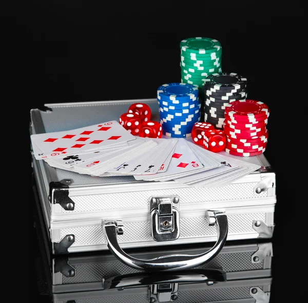 Póker készlet-ra egy fémes esetben elszigetelt a fekete háttér — Stock Fotó