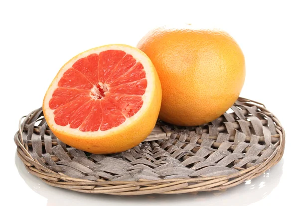 一半的成熟葡萄柚上柳条垫子上白色隔离 — 图库照片