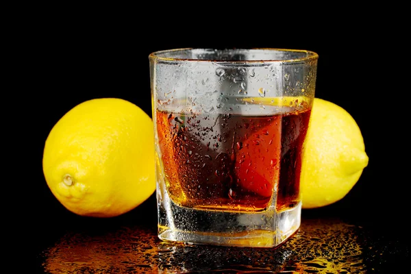 Bicchiere di whisky isolato su sfondo nero primo piano — Foto Stock