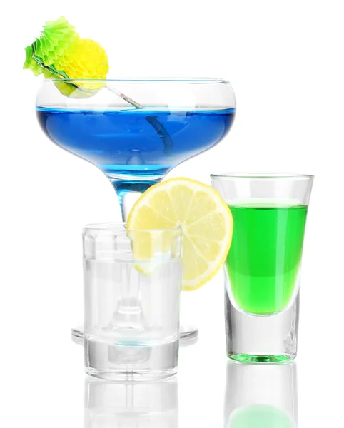 Çeşitli alkollü içecekler üzerinde beyaz izole — Stok fotoğraf