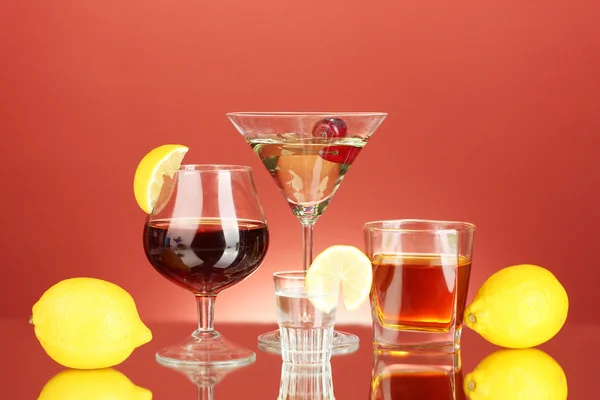 빨간색 바탕에 알콜 음료의 다양 한 — 스톡 사진