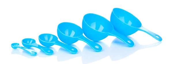 Colheres de medição azuis isoladas em branco — Fotografia de Stock