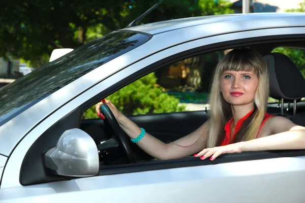 Happy smiling blonde woman in car — Stock Photo, Image
