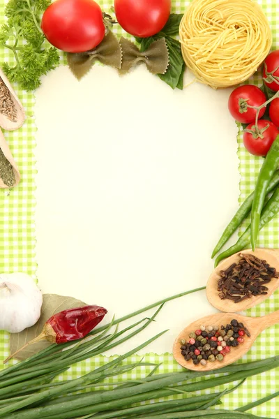 Papier do receptur, warzywa i przyprawy na zielonym tle — Zdjęcie stockowe
