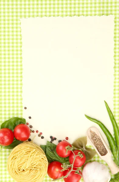 纸的食谱、 蔬菜和香料绿色背景 — 图库照片
