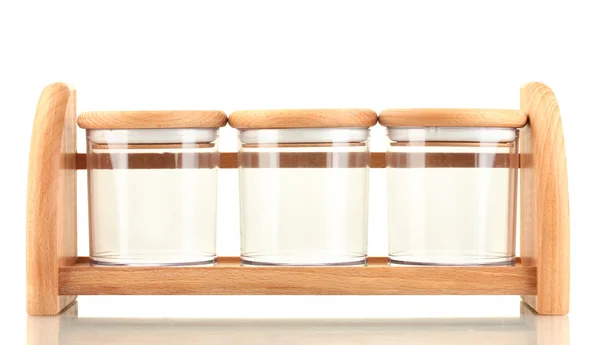 Frascos de vidrio vacíos para especias en estante de madera aislado en blanco — Foto de Stock