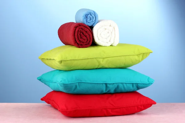 Almohadas y toallas sobre fondo rojo — Foto de Stock