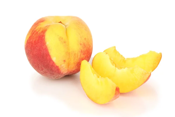 Mogen persika isolerad på vit — Stockfoto