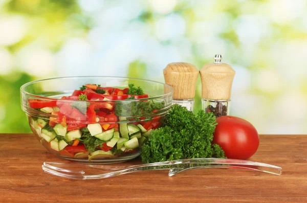 Frischer Salat auf grünem Hintergrund — Stockfoto
