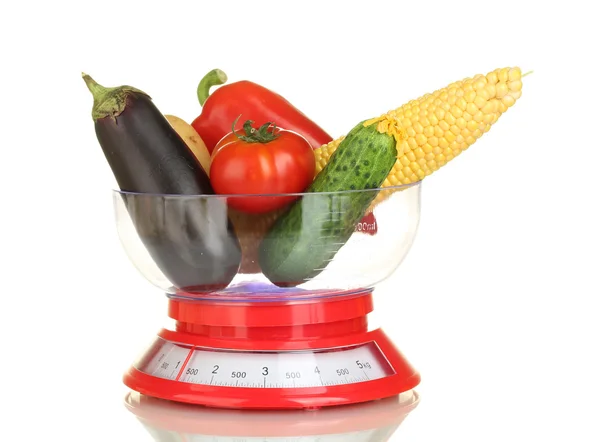 Стиглі свіжі овочі в кухонних масштабах ізольовані на білому — стокове фото