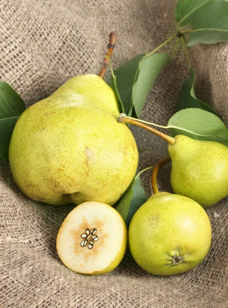 Sappige smaakvolle peren op rouwgewaad — Stockfoto