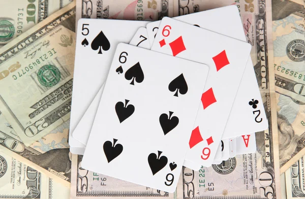 Dolarów i talia kart do gry z bliska — Zdjęcie stockowe