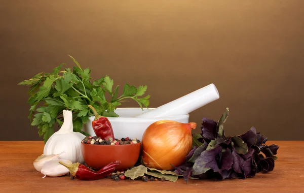 Set di ingredienti e spezie per cucinare su tavolo di legno su sfondo marrone — Foto Stock