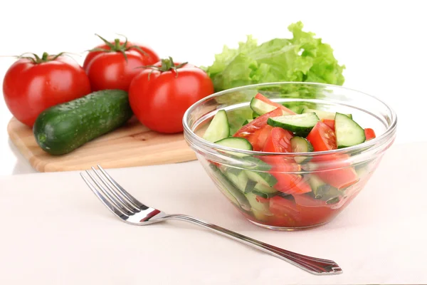 Свіжий салат з помідорами та огірками ізольовано на білому — стокове фото