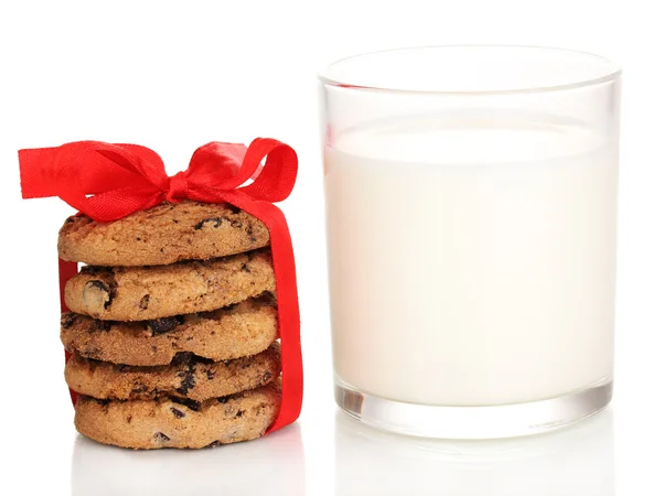 Vidro de leite e biscoitos isolados em branco — Fotografia de Stock