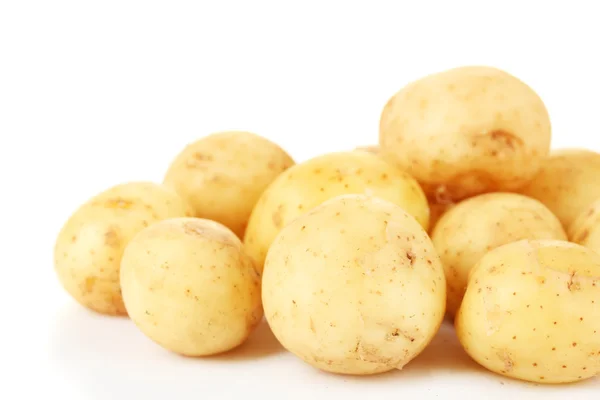 Junge Kartoffeln auf weißem Hintergrund Nahaufnahme — Stockfoto