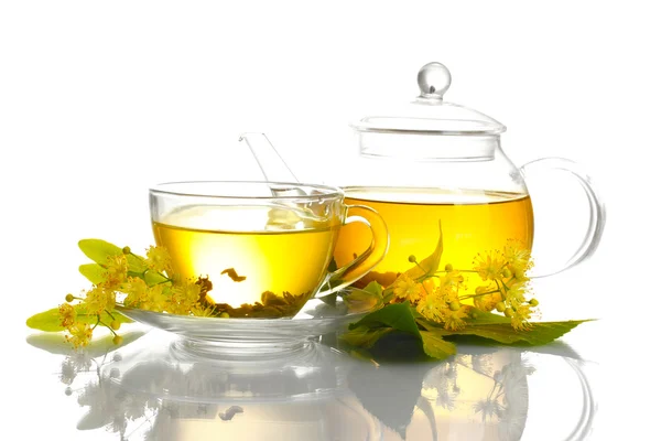 杯子和林登茶和孤立在白色的鲜花茶壶 — 图库照片