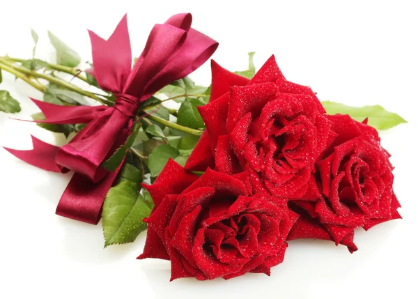 Trzy piękne czerwone róże z kropli na białym tle — Zdjęcie stockowe
