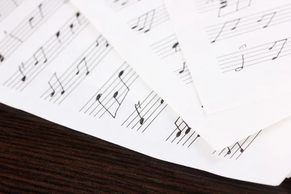 Notes musicales et plume sur table en bois — Photo
