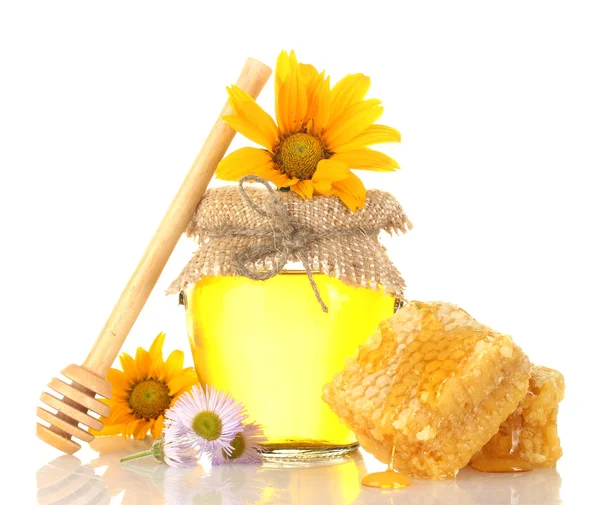 Γλυκό μέλι σε βάζο με κηρήθρα, ξύλινα drizzler και λουλούδια που απομονώνονται σε λευκό — Φωτογραφία Αρχείου
