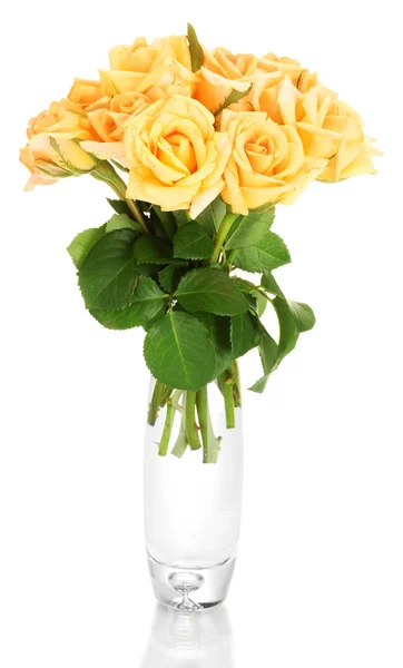 Bellissimo bouquet di rose in vaso trasparente isolato su bianco — Foto Stock