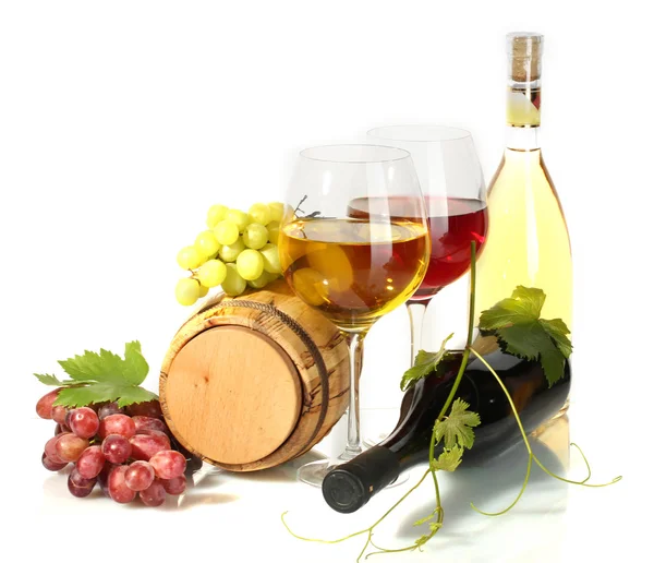 Vat, flessen en glazen wijn en rijpe druiven geïsoleerd op wit — Stockfoto