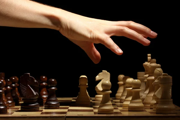 Σκακιέρα με τα κομμάτια σκακιού που απομονώνονται σε μαύρο — Φωτογραφία Αρχείου