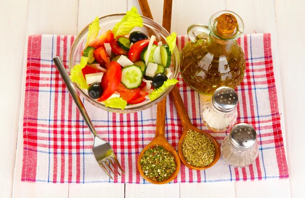 Lekkere Griekse salade met kruiden op witte houten achtergrond close-up — Stockfoto