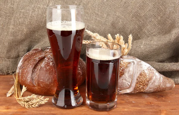 Två glas svagdricka med bröd på duk bakgrund närbild — Stockfoto