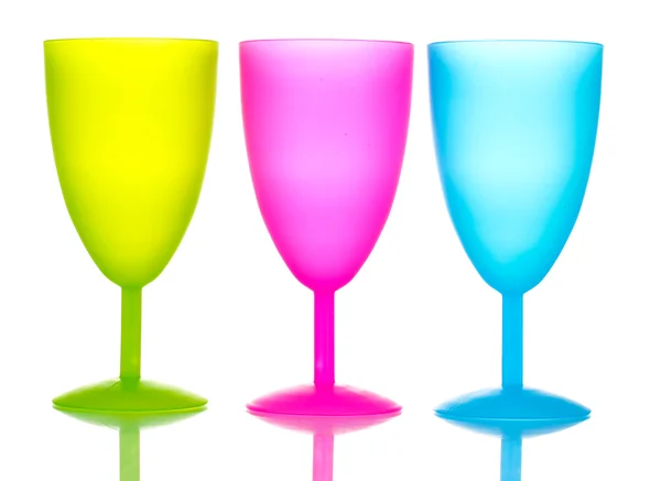 Luminosas copas de plástico aisladas en blanco — Foto de Stock