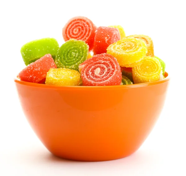 孤立在白色的碗里的多彩果冻糖果 — 图库照片