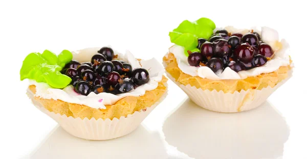 Süße Kuchen mit Beeren isoliert auf weiß — Stockfoto
