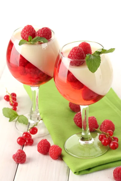 나무 테이블에 안경에 딸기와 과일 젤리 — 스톡 사진