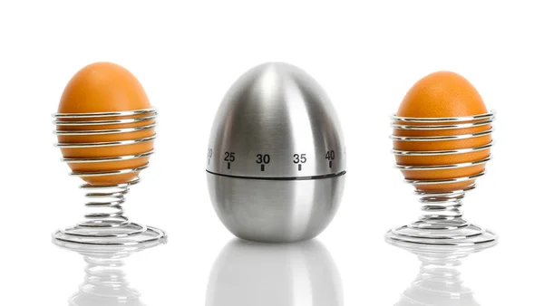 Egg 计时器和蛋在金属支架上白色隔离 — 图库照片