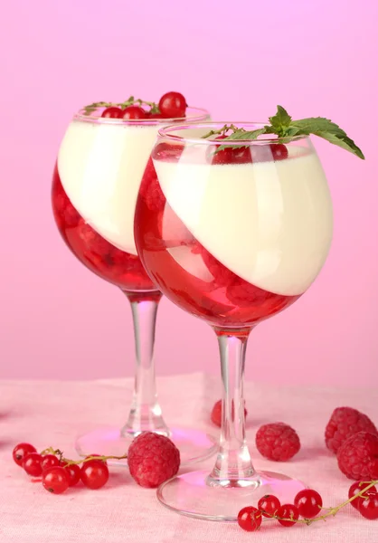 Geleia de frutas com bagas em óculos no fundo rosa — Fotografia de Stock