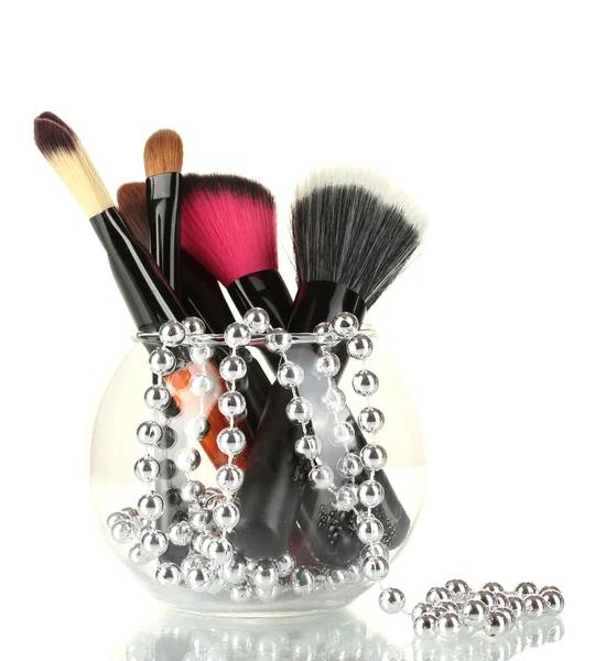 Pincéis de maquiagem em uma tigela com colar de pérolas isolado em branco — Fotografia de Stock